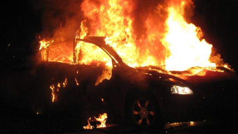 «Λαμπάδιασαν» Ι.Χ. στο Μενίδι